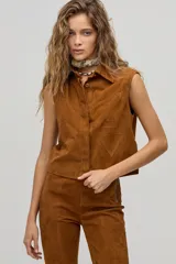 Chaleco marrón de gamuza con cuello camisero, botones escondidos y apliques tribales.