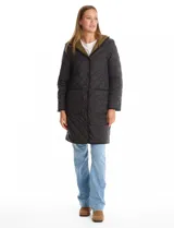 Campera reversible de corte largo con diseño capitoneado. Un lado presenta un tono verde oliva y el otro un tono negro, ambos con cierre frontal mediante botones a presión y bolsillos laterales.