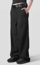Pantalón recto de corderoy negro, de calce regular, con diseño clásico de cuatro bolsillos, presillas para cinturón y cierre frontal.