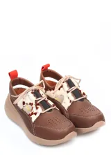 Zapato deportivo abierto en el talón, confeccionado en cuero liso marrón con detalles de cuero con pelo estampado tipo animal print en la parte superior. Presenta cierre con cordones, perforaciones decorativas en la puntera y una suela de plataforma color beige.
