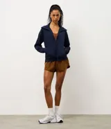 Campera deportiva de modal color bordó, con cierre frontal, cuello alto y puños acanalados. Presenta un diseño entallado con recortes que brindan un ajuste cómodo y moderno.