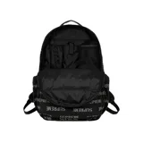 Mochila Supreme de color negro con estampado integral de la marca en tono gris y un bolsillo frontal con el logo clásico en caja roja y blanca.
