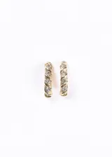 Par de aros tipo argolla de medio aro, con diseño entrelazado y engaste de zirconias brillantes. El metal tiene un baño de oro de 18k.