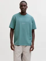 Remera de manga corta color verde con cuello redondo y calce relajado. Presenta un pequeño bordado o estampa en el pecho.