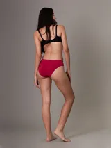 Bombacha Calvin Klein modelo Bonded Flex, color rojo, con logo tonal en la cintura.