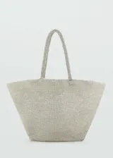 Bolso tipo shopper de tamaño grande, confeccionado en tejido de malla con acabado metalizado color plateado. Presenta doble asa corta y diseño abierto sin cierre.