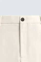 Pantalón de corte recto confeccionado en tejido compacto de algodón con estructura twill. Presenta cierre frontal con cremallera y botón, bolsillos laterales y bolsillos traseros de vivo con botón.