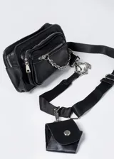 Cartera bandolera negra de cuero sintético con tres compartimentos con cierre, correa ajustable y mini estuche colgante.