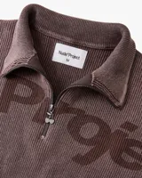Su&eacute;ter de punto Nude Project, modelo Beast Quarter, color marr&oacute;n con efecto lavado y detalles desgastados en los pu&ntilde;os y la cintura. Cuenta con dise&ntilde;o half-zip, cuello polo y el logo de la marca estampado en el frente y las mangas.
