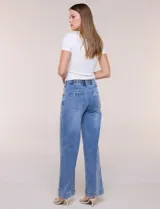 Jean de tiro alto y pierna ancha de denim azul oscuro, con cinco bolsillos y pretina trasera elastizada.