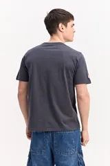 Remera de algodón color beige, de manga corta y cuello redondo, con logo estampado en el pecho en tono morado.