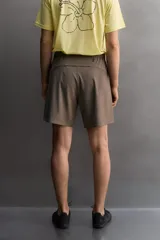 Short deportivo Zara Athleticz modelo Boulder 9", color beige, confeccionado en tejido técnico ligero y elástico. Cuenta con cintura elástica ajustable con cordón interior, bolsillos frontales y aberturas laterales en el bajo.
