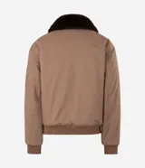 Campera bomber de sarga color tostado con cuello desmontable de pelo sintético oscuro. Presenta cierre frontal de cremallera, puños y cintura acanalados, y bolsillos laterales.