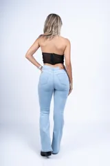 Corset negro de encaje con diseño floral, sin tirantes y con copas preformadas.