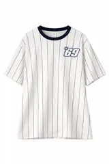 Remera de estilo deportivo con diseño a rayas verticales finas, cuello redondo en contraste y estampado frontal con el número 69.