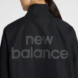Campera deportiva New Balance, color negro, con cierre frontal y cuello alto. Presenta un corte holgado con puños y cintura elásticos. Logo New Balance bordado en tono oscuro en el pecho.