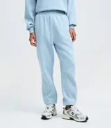 Pantalón jogger de corte holgado confeccionado en tejido fleece color beige, con cintura elástica y puños ajustados en el bajo. Cuenta con bolsillos laterales.