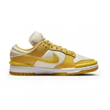 Championes Nike Dunk Low Twist, color amarillo mostaza y blanco hueso, con detalles en amarillo translúcido en el swoosh y capas superpuestas. Presentan una suela blanca y amarilla.