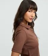 Blusa polo marrón de manga corta en tejido de algodón texturizado, con cuello tipo polo y abertura frontal en V.