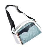 Bandolera acolchada color celeste con diseño de rombos, bordeada con piel sintética blanca. Tiene correa de hombro negra regulable y bolsillo frontal con solapa de cuero sintético negro.
