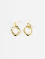 Par de aros colgantes dorados con forma de eslabón retorcido y detalle de strass.