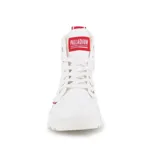 Botas de caña alta Palladium, confeccionadas en lona blanca con suela de goma dentada. Presentan detalles en rojo en la lengüeta, el talón y una etiqueta lateral, junto con texto impreso en el lateral exterior.