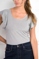 Remera plateada de punto, con cuello redondo y mangas cortas con volados.