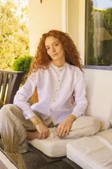 Camisa blanca de lino con cuello mao y puntilla de algodón en cuello y botones.