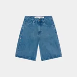 Bermuda de jean celeste con corte a la rodilla, tiro alto y calce holgado.