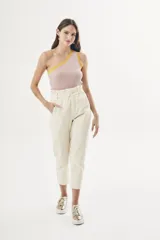 Top tejido color crema con rayas verticales y ribete amarillo en el escote asimétrico.