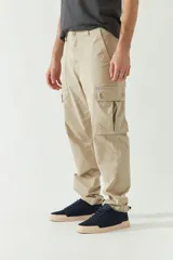 Pantalón cargo para hombre color gris oscuro, de corte recto, con múltiples bolsillos y logo metálico.