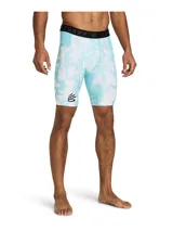 Short de compresión Under Armour línea Curry, con diseño estampado en tonos celestes y blancos. Cuenta con cintura elástica ancha con logo y paneles de malla para mayor ventilación.