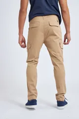 Pantalón cargo de corte slim, color verde militar, con cierre y botón frontal, bolsillos laterales tipo cargo y sin puños en los tobillos.