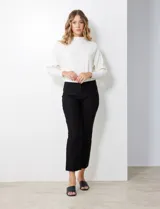 Pantalón negro de gabardina elastizada, marca Zac & Rachel, de corte recto y largo al tobillo.