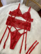 Conjunto de lencería de cuatro piezas en color rojo, confeccionado en encaje. Incluye bralette, tanga, portaligas y ligas regulables con enganches desmontables.