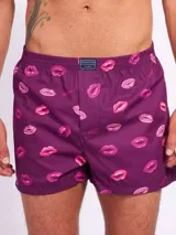 Bóxer Kevingston de algodón blanco con estampado integral de labios rojos. Cuenta con cintura elastizada y etiqueta de la marca en el frente.