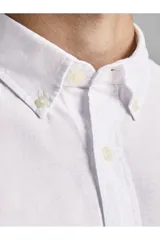 Camisa blanca de manga larga con cuello abotonado, cierre con botones y bolsillo en el pecho.