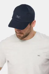 Gorra de béisbol azul marino de lona con visera curva y logo bordado en el frente.
