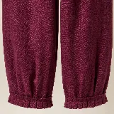 Pantalón de lino color bordó, de silueta relajada y amplia, con cintura elastizada, lazo de ajuste y detalle de pequeños pliegues y ruedo desflecado.