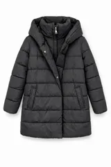 Campera puffer negra con capucha, cierre frontal y botones a presión. Diseño acolchado con bolsillos laterales.