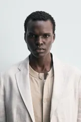 Blazer de corte relajado confeccionado en tejido de lino italiano. Presenta cuello con solapas de muesca, cierre frontal de botones, bolsillos de vivo en el pecho y bolsillos con solapa en la cadera. Cuenta con medio forro interior y aberturas en la parte posterior.