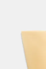 Body color blanco hueso, estilo strapless (bandeau) con escote recto y corte de bombacha cavado.