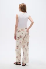 Pantalón jean de tiro alto con estampado floral y corte recto.