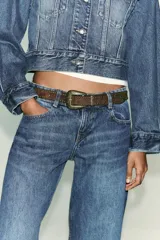 Pantalón jeans Z1975 de tiro alto y diseño mom fit, color azul claro con lavado desgastado, de corte tobillero y cinco bolsillos. Cierre frontal con cremallera y botón metálico.