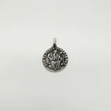 Dije redondo de plata 925 con la imagen de San Benito y la inscripción "Por tu poder venga la paz".