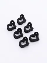 Set de seis pinzas para el pelo negras con forma de corazón.