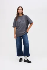 Remera de algodón lavado color gris oscuro, con cuello redondo, mangas cortas y bordado lineal de flores en el frente.