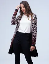 Cárdigan largo tejido con estampado animal print en tonos rosa, negro y marrón. Tiene bolsillos delanteros y está confeccionado en rayón.