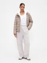 Campera puffer de corte recto y cuello alto, con cierre frontal y diseño acolchado horizontal.