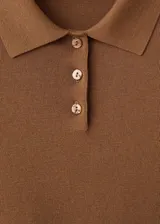 Jersey Olsen de punto fino, mezcla de algodón y lana, color marrón, con cuello polo y manga larga.